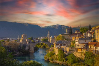 Mostar 'ın Neretva Nehri üzerindeki tarihi Stari Mostar köprüsü Eski kenti, Balkan dağları, Bosna-Hersek