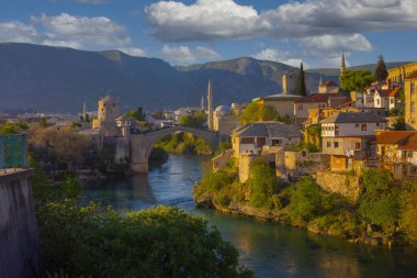 Mostar 'ın Neretva Nehri üzerindeki tarihi Stari Mostar köprüsü Eski kenti, Balkan dağları, Bosna-Hersek
