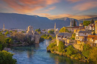 Mostar 'ın Neretva Nehri üzerindeki tarihi Stari Mostar köprüsü Eski kenti, Balkan dağları, Bosna-Hersek
