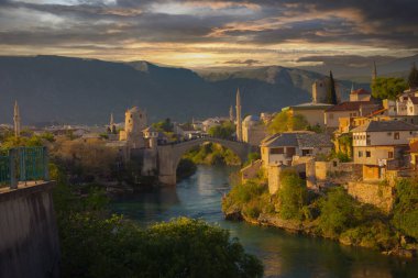Mostar 'ın Neretva Nehri üzerindeki tarihi Stari Mostar köprüsü Eski kenti, Balkan dağları, Bosna-Hersek