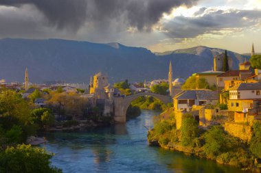 Mostar 'ın Neretva Nehri üzerindeki tarihi Stari Mostar köprüsü Eski kenti, Balkan dağları, Bosna-Hersek