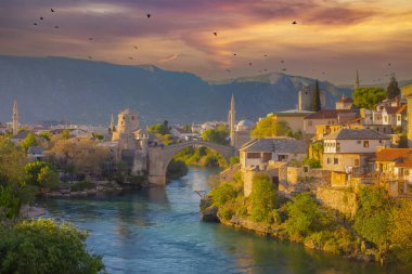 Mostar 'ın Neretva Nehri üzerindeki tarihi Stari Mostar köprüsü Eski kenti, Balkan dağları, Bosna-Hersek