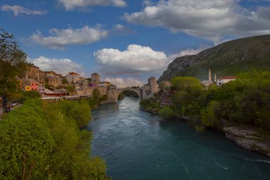 Mostar 'ın Neretva Nehri üzerindeki tarihi Stari Mostar köprüsü Eski kenti, Balkan dağları, Bosna-Hersek