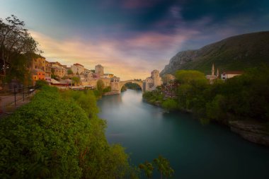 Mostar 'ın Neretva Nehri üzerindeki tarihi Stari Mostar köprüsü Eski kenti, Balkan dağları, Bosna-Hersek