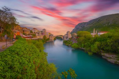 Mostar 'ın Neretva Nehri üzerindeki tarihi Stari Mostar köprüsü Eski kenti, Balkan dağları, Bosna-Hersek