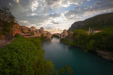 Mostar 'ın Neretva Nehri üzerindeki tarihi Stari Mostar köprüsü Eski kenti, Balkan dağları, Bosna-Hersek
