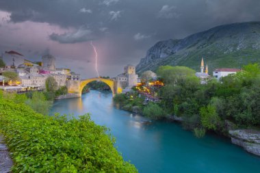 Mostar 'ın Neretva Nehri üzerindeki tarihi Stari Mostar köprüsü Eski kenti, Balkan dağları, Bosna-Hersek