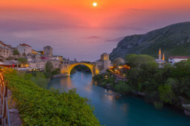 Mostar 'ın Neretva Nehri üzerindeki tarihi Stari Mostar köprüsü Eski kenti, Balkan dağları, Bosna-Hersek