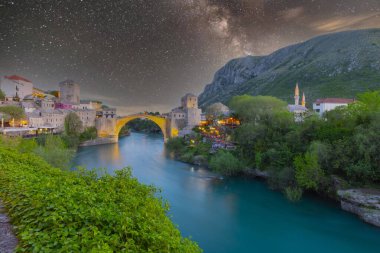 Mostar 'ın Neretva Nehri üzerindeki tarihi Stari Mostar köprüsü Eski kenti, Balkan dağları, Bosna-Hersek