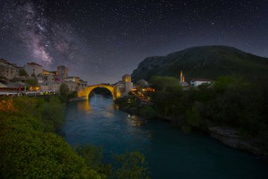 Mostar 'ın Neretva Nehri üzerindeki tarihi Stari Mostar köprüsü Eski kenti, Balkan dağları, Bosna-Hersek