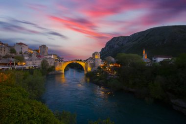 Mostar 'ın Neretva Nehri üzerindeki tarihi Stari Mostar köprüsü Eski kenti, Balkan dağları, Bosna-Hersek