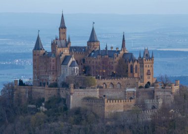 Zeller Boynuzu (929 metre) adlı dağdan Hohenzollern Kalesi 'nin en iyi manzarasının tadını çıkarabilirsiniz..