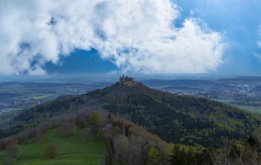 Zeller Boynuzu (929 metre) adlı dağdan Hohenzollern Kalesi 'nin en iyi manzarasının tadını çıkarabilirsiniz..
