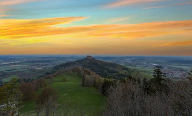 Zeller Boynuzu (929 metre) adlı dağdan Hohenzollern Kalesi 'nin en iyi manzarasının tadını çıkarabilirsiniz..