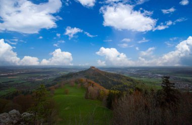 Zeller Boynuzu (929 metre) adlı dağdan Hohenzollern Kalesi 'nin en iyi manzarasının tadını çıkarabilirsiniz..