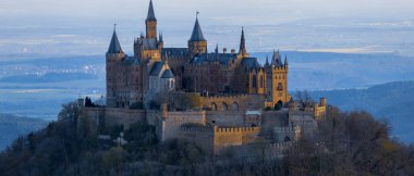 Zeller Boynuzu (929 metre) adlı dağdan Hohenzollern Kalesi 'nin en iyi manzarasının tadını çıkarabilirsiniz..