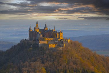 Zeller Boynuzu (929 metre) adlı dağdan Hohenzollern Kalesi 'nin en iyi manzarasının tadını çıkarabilirsiniz..