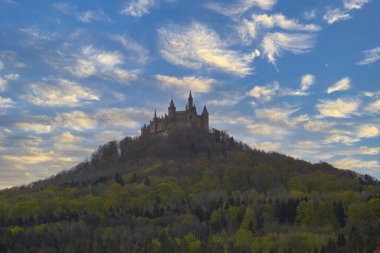 Zeller Boynuzu (929 metre) adlı dağdan Hohenzollern Kalesi 'nin en iyi manzarasının tadını çıkarabilirsiniz..