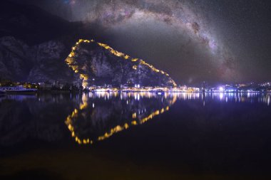 Eski Kotor Kalesi Duvarları, Motenegro Gece Işığı ve Kotor Körfezi 'ne Yansıma