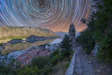 Kotor, Karadağ. Kotor Körfezi, Adriyatik Denizi 'nin en güzel yerlerinden biridir. Venedik' in korunmuş kalesi, eski küçük köyleri, ortaçağ kasabaları ve manzaralı dağlarıyla övünür..