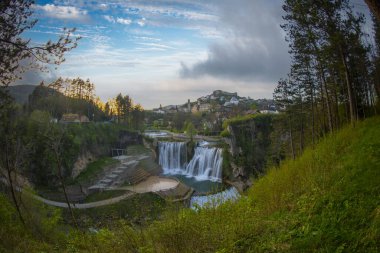 Bosna ve Hersek, güzel Pliva şelale için ünlü şehirde Jajce