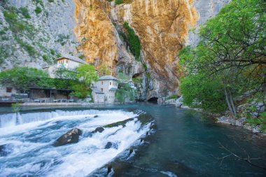 Küçük bir köy Blagaj Buna bahar ve Bosna ve Hersek'teki şelale