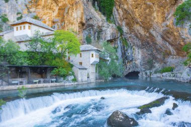Küçük bir köy Blagaj Buna bahar ve Bosna ve Hersek'teki şelale