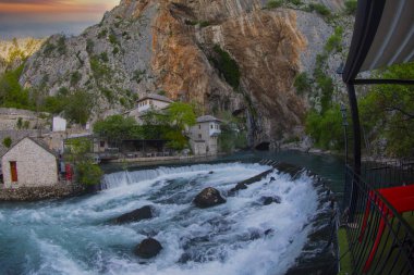 Küçük bir köy Blagaj Buna bahar ve Bosna ve Hersek'teki şelale
