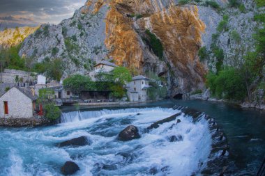 Küçük bir köy Blagaj Buna bahar ve Bosna ve Hersek'teki şelale