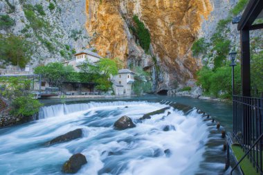 Küçük bir köy Blagaj Buna bahar ve Bosna ve Hersek'teki şelale