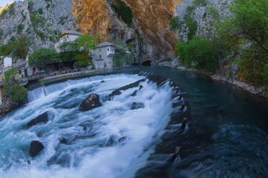 Küçük bir köy Blagaj Buna bahar ve Bosna ve Hersek'teki şelale