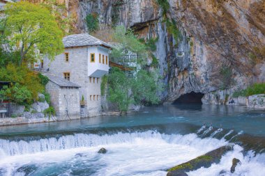Küçük bir köy Blagaj Buna bahar ve Bosna ve Hersek'teki şelale