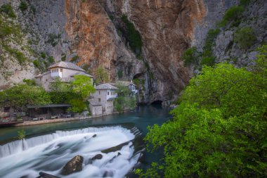 Küçük bir köy Blagaj Buna bahar ve Bosna ve Hersek'teki şelale