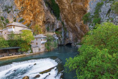 Küçük bir köy Blagaj Buna bahar ve Bosna ve Hersek'teki şelale