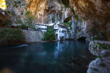 Küçük bir köy Blagaj Buna bahar ve Bosna ve Hersek'teki şelale
