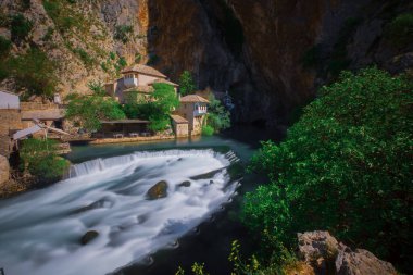 Küçük bir köy Blagaj Buna bahar ve Bosna ve Hersek'teki şelale