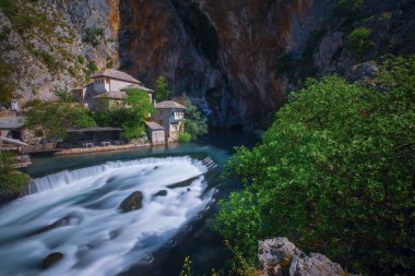 Küçük bir köy Blagaj Buna bahar ve Bosna ve Hersek'teki şelale