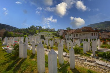 1995 yılında Bosna-Hersek 'te Müslümanlara karşı düzenlenen katliamın kurbanları için Srebrenica-Potocari anıtı ve mezarlığı.