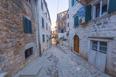 Kotor mistik kalesi ve caddeleri.