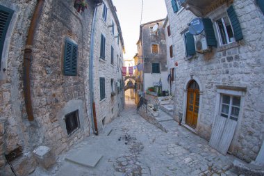 Kotor mistik kalesi ve caddeleri.