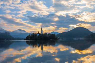 Bled Lake, Island, Church and Castle with Mountain Range 'da (Stol, Vrtaca, Begunjscica) Arka planda, Slovenya, Avrupa