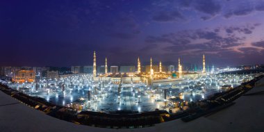  Peygamber Mescid-i Haram (Kudüs). Ve Müslümanların en mübarek yerinde ikinci sırada. Geleneklere göre, 622 yılında Peygamber tarafından inşa edilmiştir.