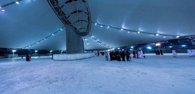 Müslüman hacılar, Mina Suudi Arabistan 'daki duvar sütunlarından birinde (jamrah) 