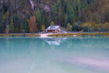 Lago di Landro Güney Tyrol, İtalya 'da bulunan bir göldür..