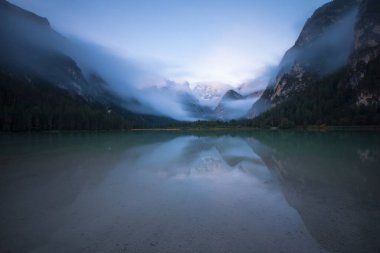 Lago di Landro Güney Tyrol, İtalya 'da bulunan bir göldür..