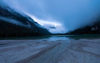 Lago di Landro Güney Tyrol, İtalya 'da bulunan bir göldür..