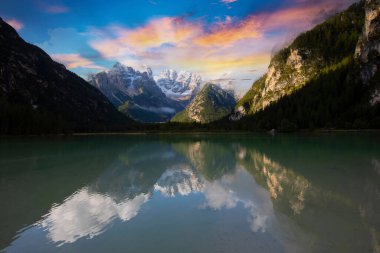 Lago di Landro Güney Tyrol, İtalya 'da bulunan bir göldür..