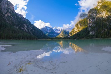 Lago di Landro Güney Tyrol, İtalya 'da bulunan bir göldür..