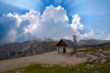 Dolomitlerdeki yüksek uçurumlar. Dolomitler dağları. Dolomitler harika. Dolomitler zirve yapar