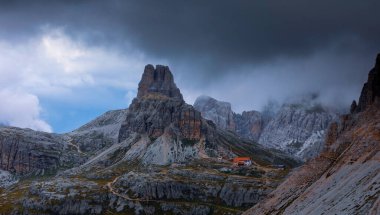 Dolomitlerdeki yüksek uçurumlar. Dolomitler dağları. Dolomitler harika. Dolomitler zirve yapar